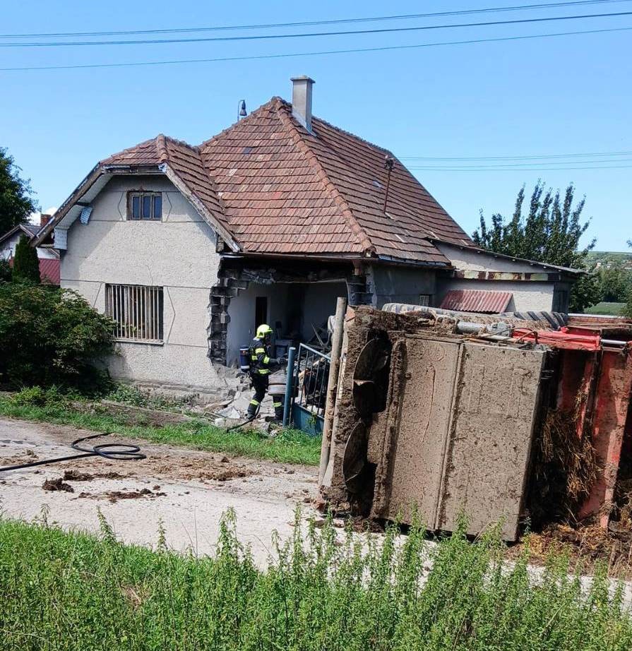 Vo Veľkých Uherciach narazil traktor do domu